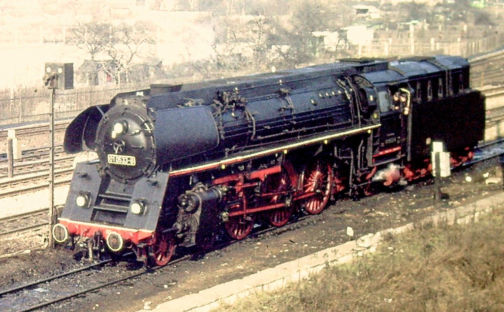 01 0533 war bestens gepflegt und lackiert, als ich sie am 24.02.1980 in Saalfeld vor
die Linse bekam.Damals wurden um l zu sparen schon vorzugsweise rostgefeuerte
Dampfloks eingesetzt - 01 533 war noch eine der wenigen aktiven l-01.5.
Wer konnte damals ahnen, dass gerade diese Maschine noch im Jahre 2013 aktiv sein wird-als kohlegefeuerte Maschine und vom Nachbarland sterreich aus!