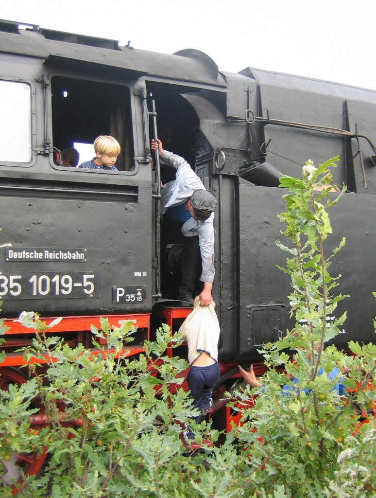 03.10.06, 35 1019 zu Gast bei den BEF, fhrt eine Sonderfahrt nach Schmachtenhagen. Hier hilft der Meister dem jngsten Besucher beim Aufstieg in die  Htte 