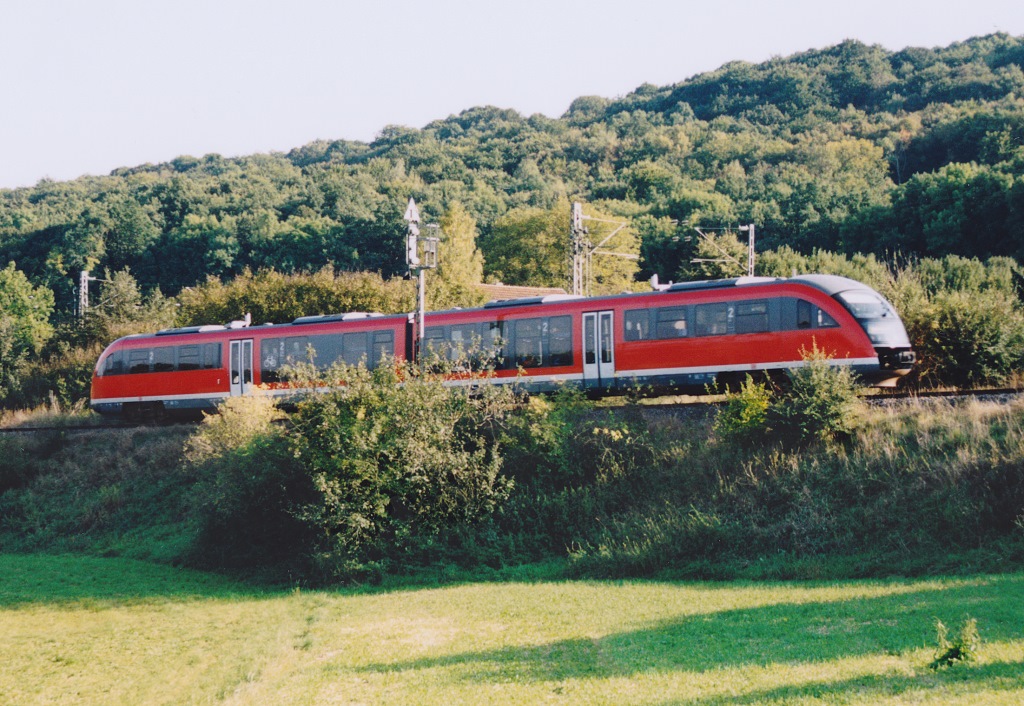 100 Meter sdlich von Bild 567104 entstand diese Aufnahme am 18.9.02 bei Steinach: 642 625 vor den hier noch hher liegenden Gleisen der Hauptstrecke Wrzburg - Ansbach.