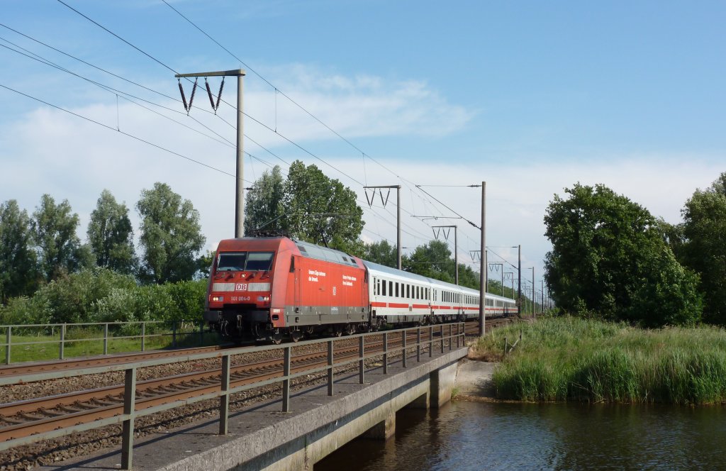 101 004-0 fuhr am 12.06.2012 mit dem IC 135 von Kln nach Norddeich Mole, hier bei Neermoor.