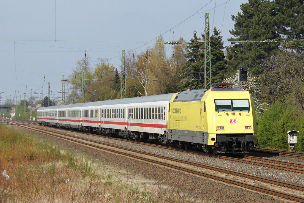 101 013 zieht am 6.4.12 ihren IC durch Dsseldorf-Angermund.