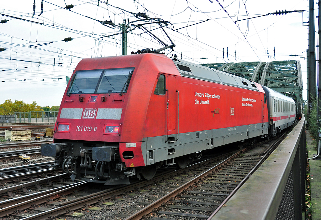 101 019-8 schiebt IC 2047 mit Ziel Leipzig ber die Hohenzollernbrcke - 18.10.2012