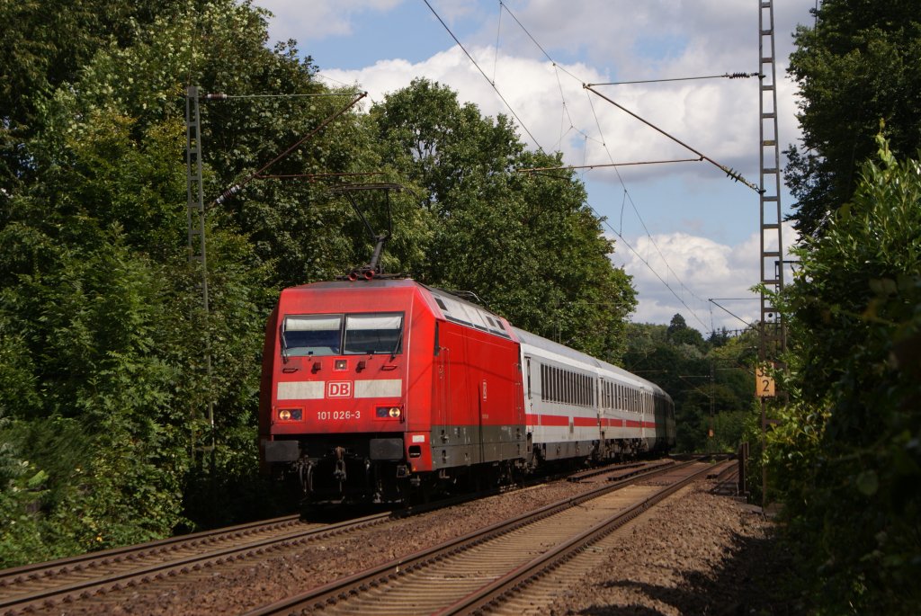 101 026-3 + 101 022-2 mit einem IC in Frankfurt-Louisa am 24.08.2010