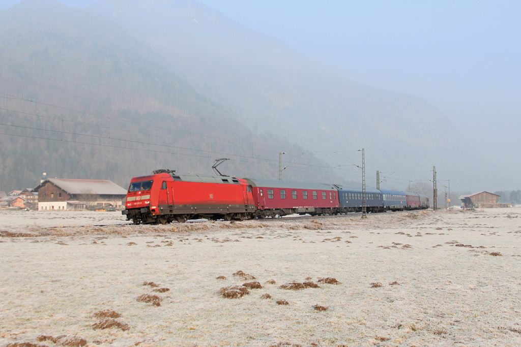 101 033 mit einem Turnuszug am 05.03.2011 bei Niederaudorf.