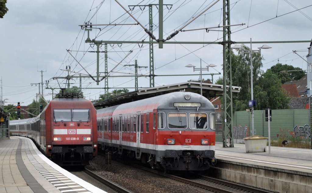 101 038-3 & Karlsruher Steuerwagen in Lehrte, am 16.06.2012.