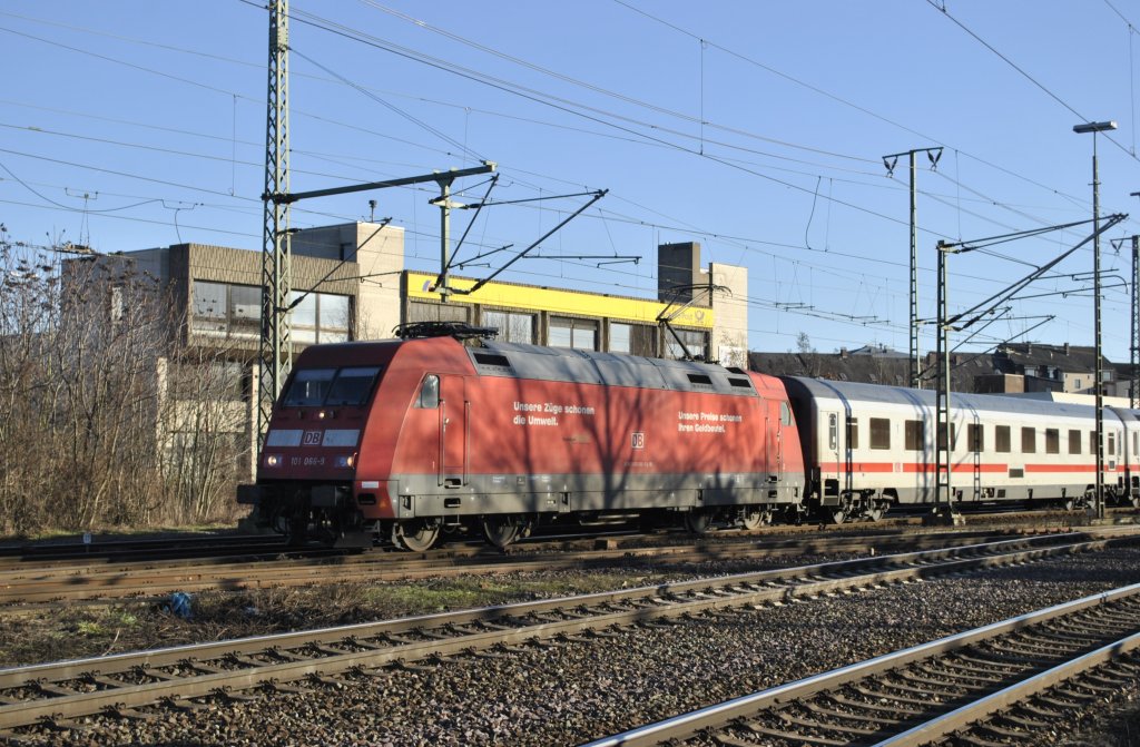 101 066-8, am 16.01.2011 in Lehrte bei der Ausfahrt. Von Januar bis April wurde Lehrte zum IC-Halt ernannt, wegen Bauarbeiten zwischen Hannover und Wunstdorf.