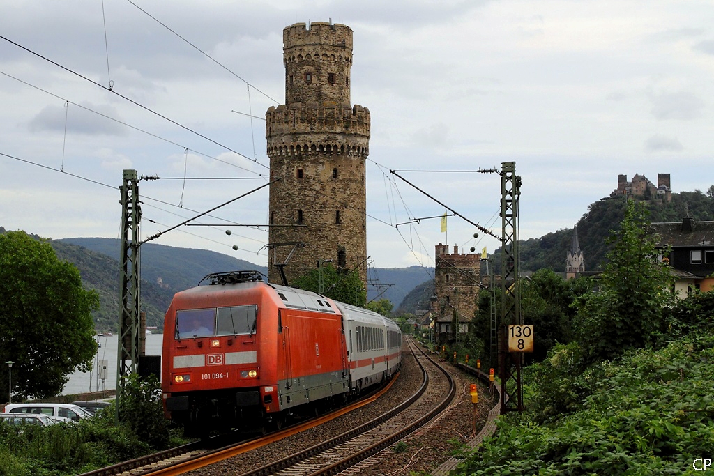 101 094-1 am 26.8.2010 mit dem IC 2012  Allgu  bei Oberwesel. 