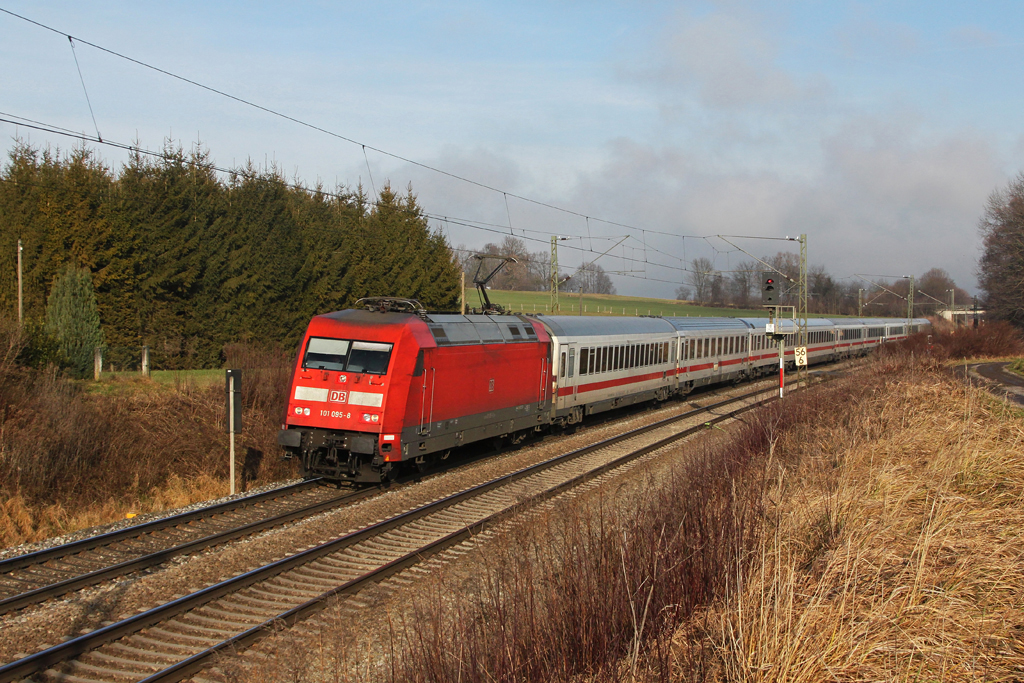 101 095 mit EC 217 am 28.12.2011 bei Grokarolinenfeld.