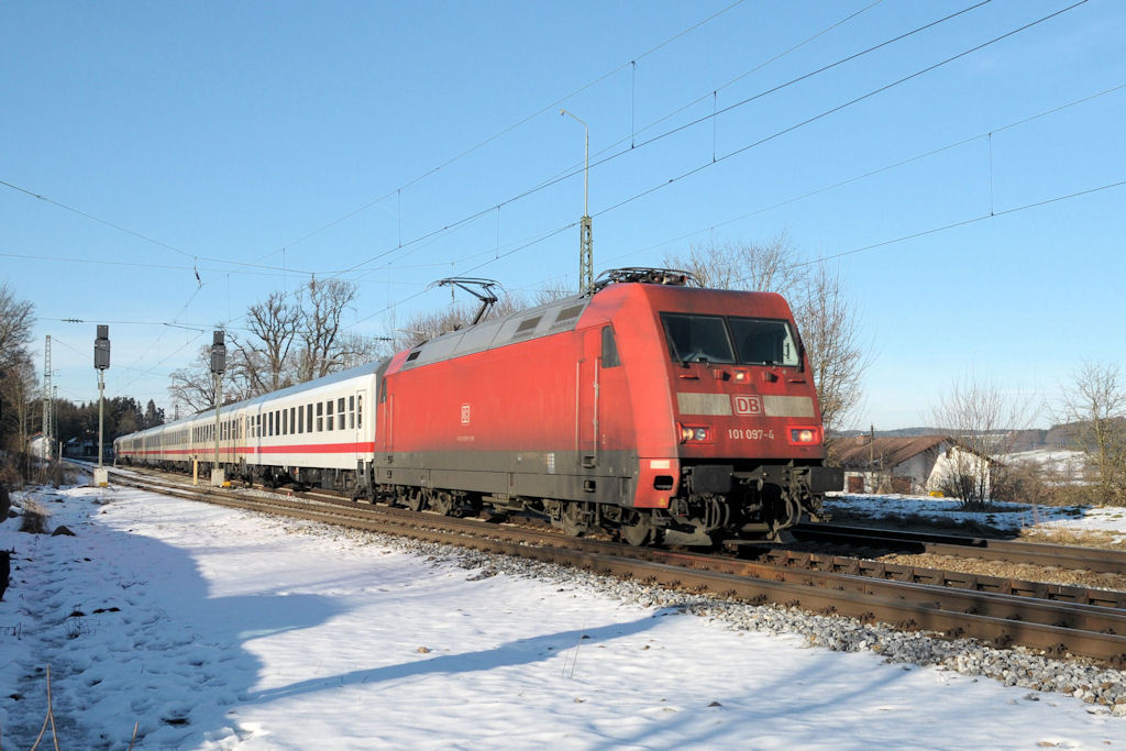 101 097 am 05.02.11 mit IC 1281 Mnchen-Zell am See in Assling