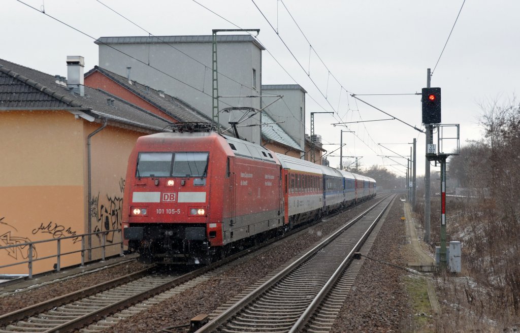 101 105 zog am 12.01.13 den EC 176 durch Lichterfelde Ost nach Berlin.