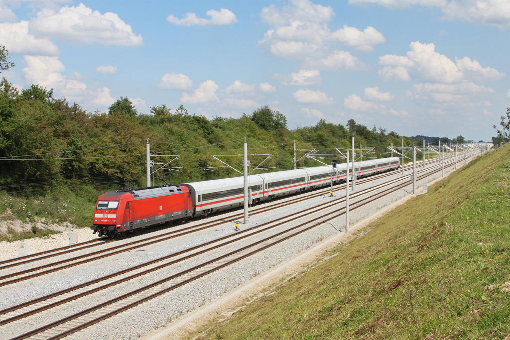101 126 mit dem aus Metropolitan Wagen gebildeten ICE 914 am 26.07.2011 bei Hattenhofen.
