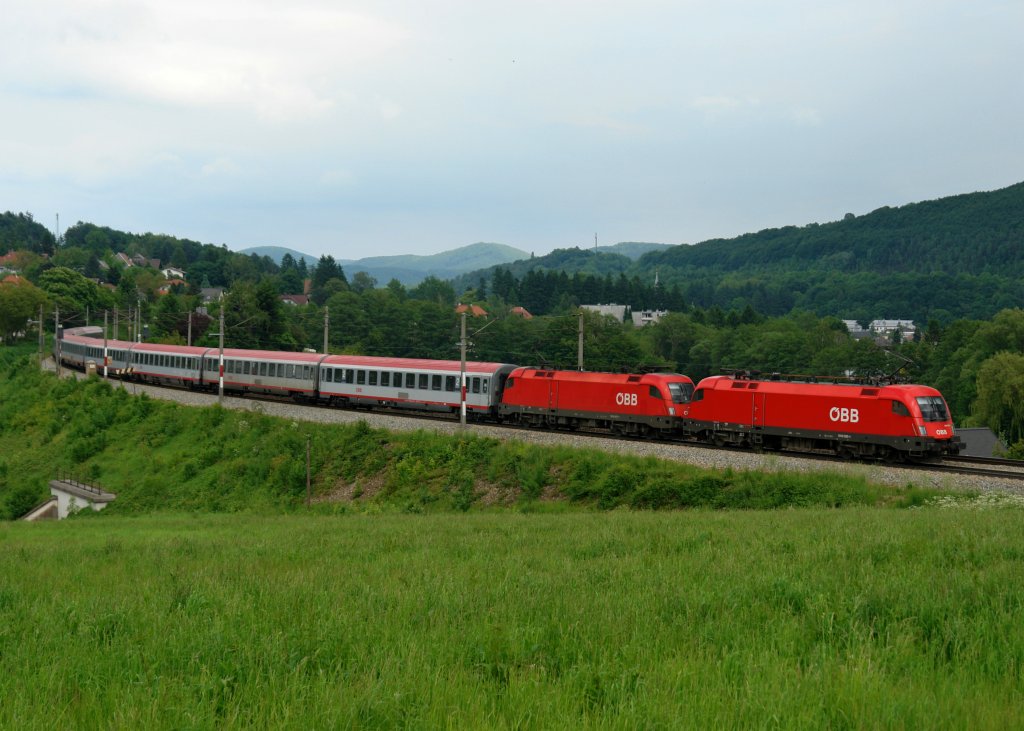 1016 033 + 1016 047 mit einem OEC nach Bregenz am 26.05.2010 unterwegs bei Drrwien.