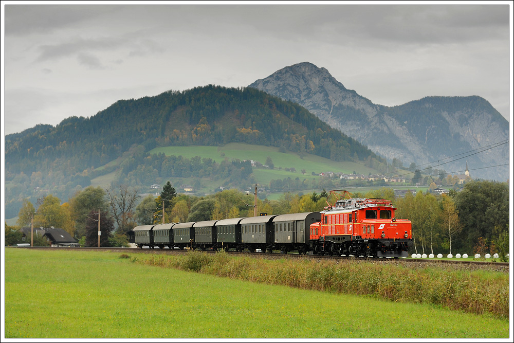 1020.37 mit ihrem SLP 14269 von Bischofshofen nach Linz am 5.4.2010 nchst blarn aufgenommen.