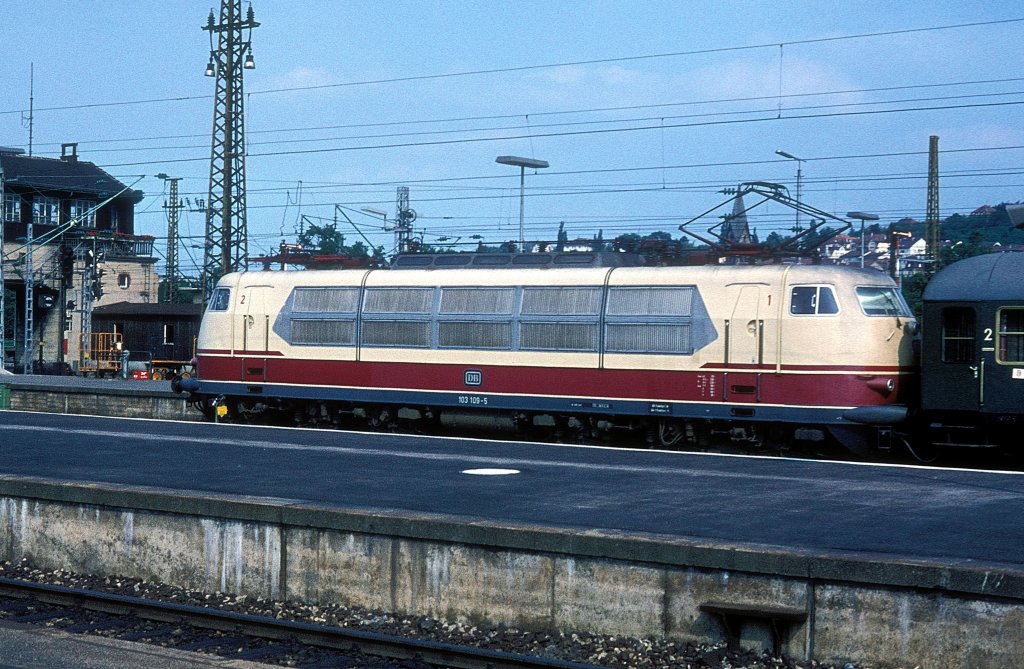   103 109 Stuttgart Hbf  08.07.77  ( einzigste 103er mit dem  Silberpfeil  )