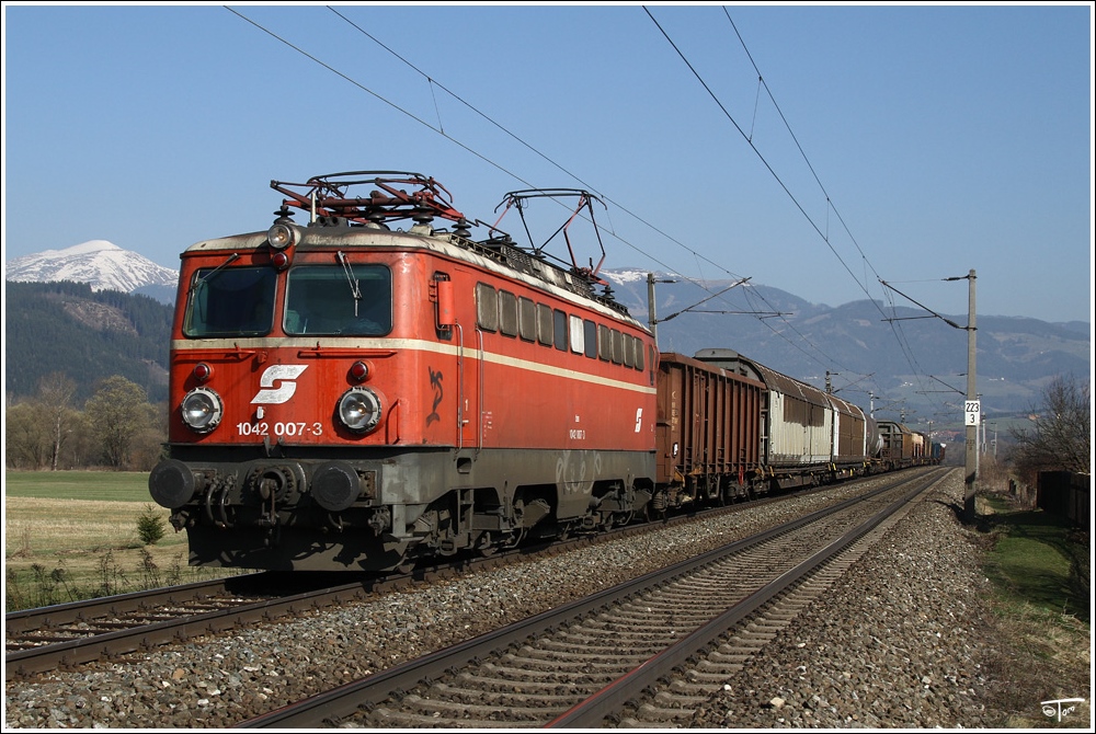 1042 007 mit der  Kist´n  54505 von Wien Zvbf nach Villach Sd Gvbf. 
St. Margarethen 30.3.2011