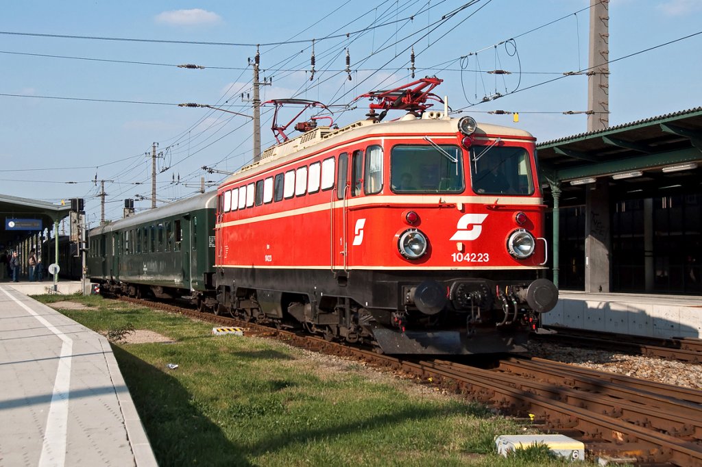 1042 23 verlt mit dem Sonderzug von der Saisonerffnung im Heizhaus Strasshof den Bahnhof in Wien Heiligenstadt. Die Aufnahme entstand am 17.04.2011.