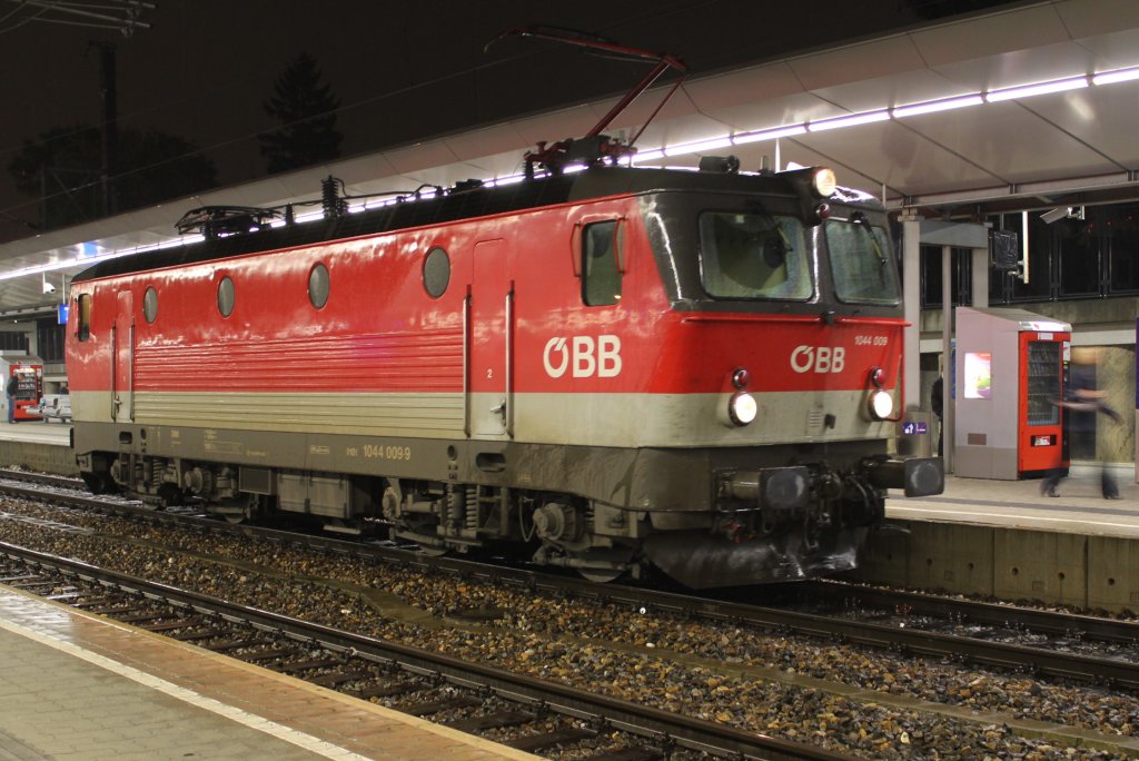 1044 009 als Lz bei der Durchfahrt des Bahnhof Wien Meidling; am 12.10.2011