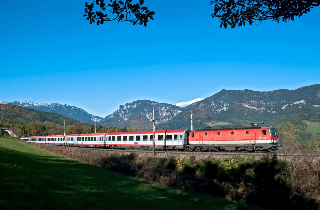 1044 050 ist mit OIC 559 von Wien Meidling nach Graz unterwegs. Die Aufnahme entstand am 22.10.2010 zwischen Kb und Eichberg bei der sogenannten  Steinbauer Wiese .