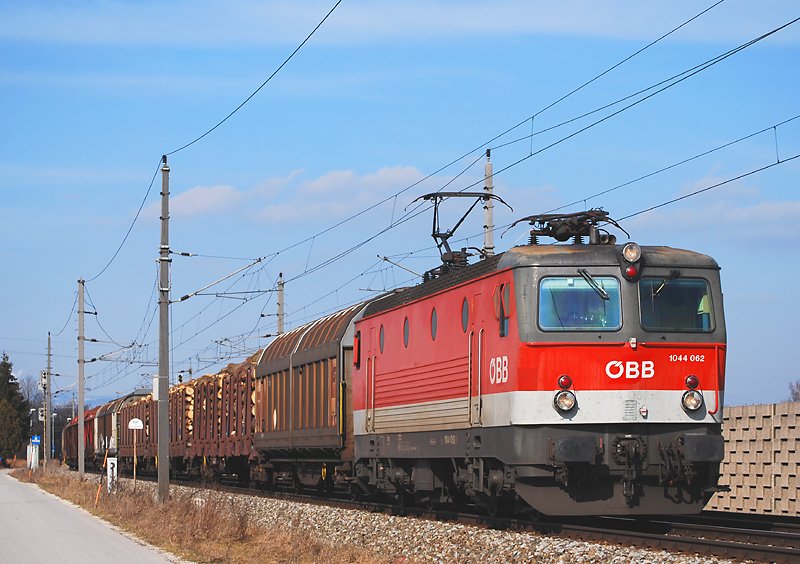 1044 062 war am 3.3.2010 mit dem 65917 unterwegs (Ansfelden-Nettingsdorf).