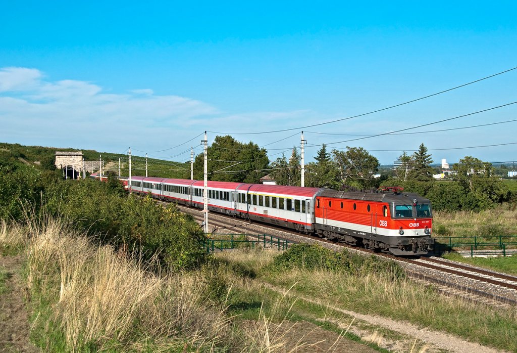 1044 084 befrdert den OIC 659 von Wien nach Graz. Wenn man genau hinschaut, kann man die vier Schlierenwagen erkennen, welche am Zugende eingereiht waren. Pfaffsttten, am 26.08.2010.