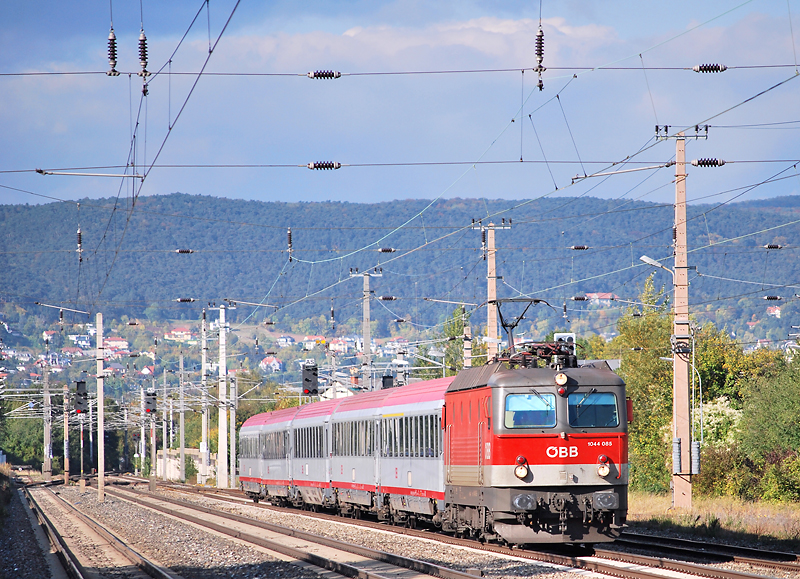 1044 085 mit IC Garnitur am 13.10.11 in Bad Vslau.