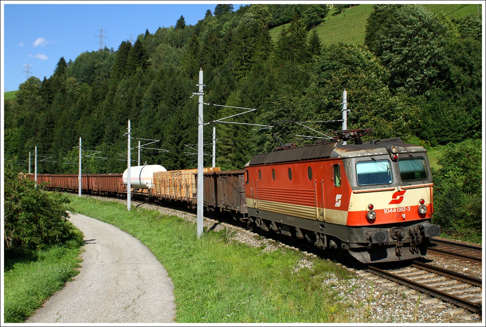 1044 092 im Schachbrettdesign fhrt mit Gterzug 54507 von Wien Zvbf nach Villach. 
Unzmarkt 26.8.2010