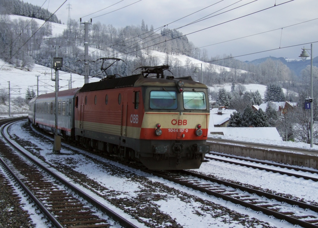 1044 117 am OEC 533 Wien Meidling - Villach in Spital am Semmering. [25.11.10, 11:46]