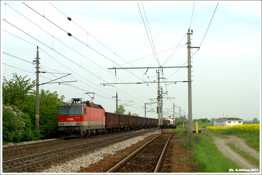 1044 124 mit Gterzug in Gramatneusiedl, 3.5.2011