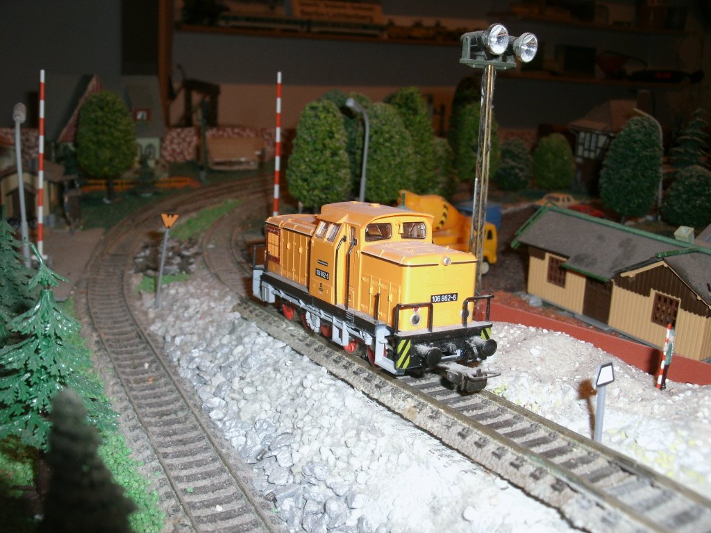 106 862 mu vor der geffneten Schranke warten.