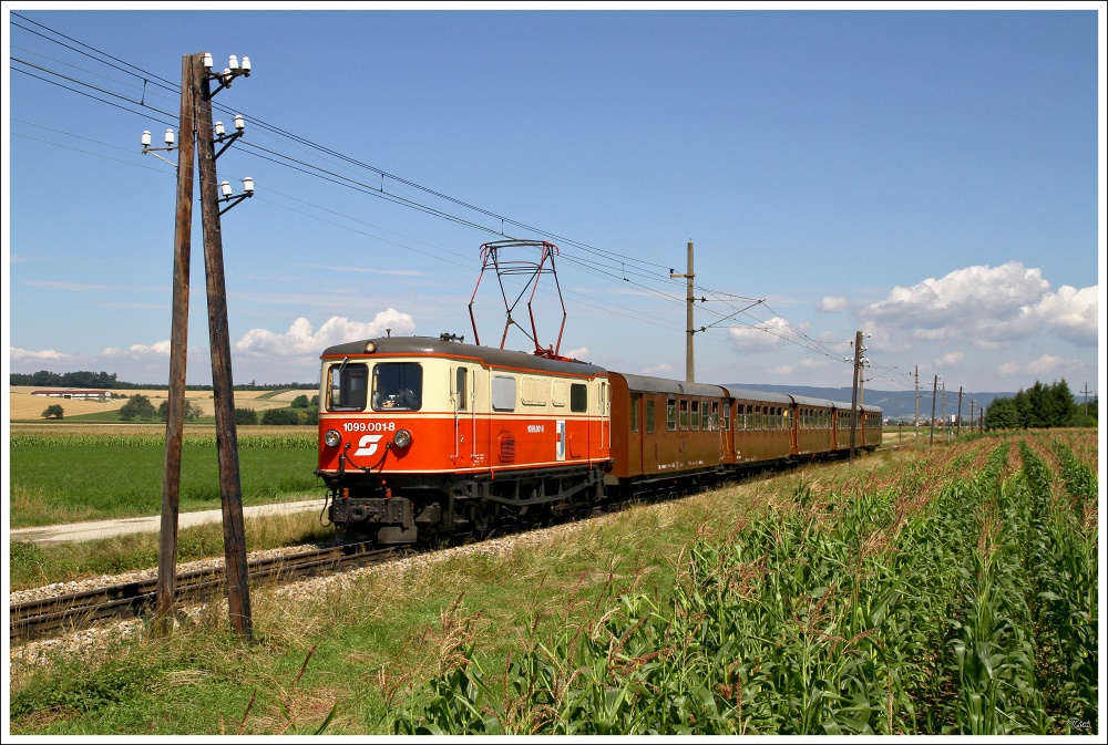 1099 001 auf der Fahrt mit R 6811 von St.Plten nach Mariazell. 
Klangen 1.8.2010