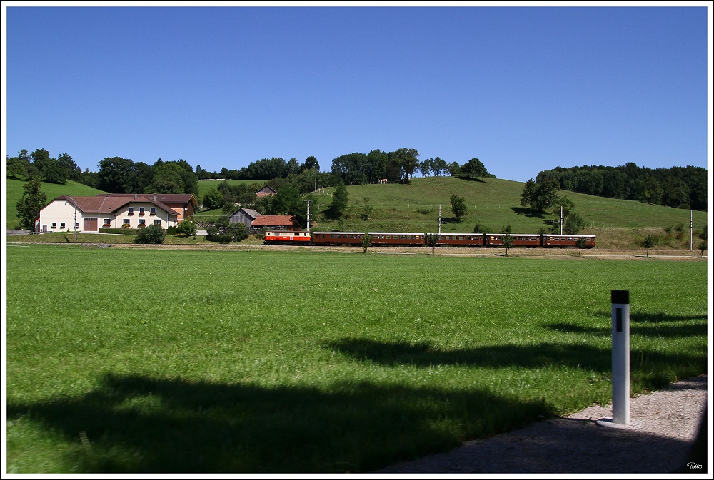 1099 001 auf der Fahrt mit R 6811 von St.Plten nach Mariazell. Mainburg 1.8.2010