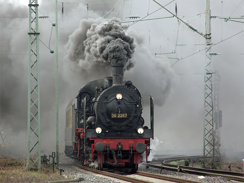 11. April 2010 - 38 2267 (DGEG) mit einem Sonderzug kurz vor Ratingen Ost. Die Sonderfahrt selbst fhrte von Ratingen Ost (ber Essen - Duisburg - Ratingen-Lintorf) nach Flandersbach - und zurck.