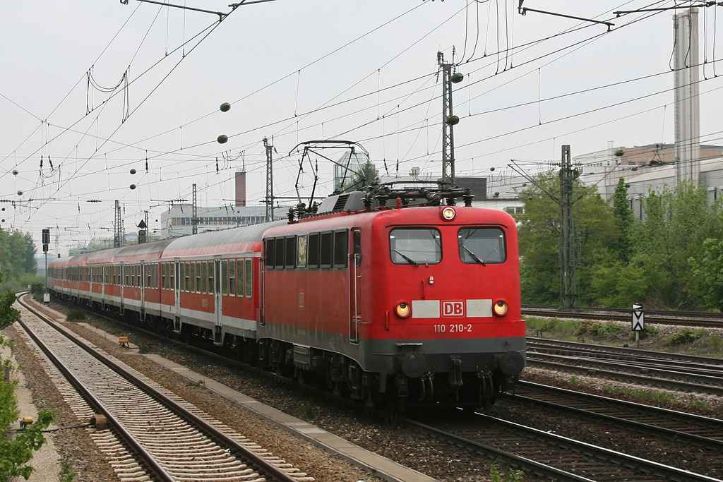 110 210 mit den Wagen fr DZ 2603 am 16.05.2010 am Heimeranplatz.