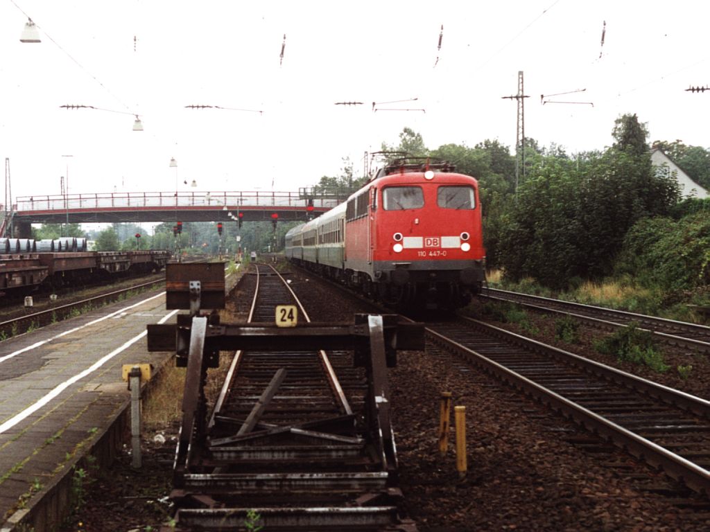 110 447-0 mit eine Regional Express auf Bahnhof Andernach am 20-7-2000. Bild und scan: Date Jan de Vries.