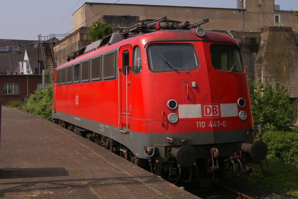 110 447-0 steht am 21.05.2011 abgestellt in Mnchengladbach Hbf
