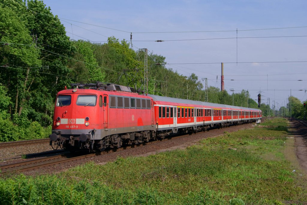 110 457-9 mit einer RB 35 bei der Einfahrt in Dinslaken am 13.05.2012