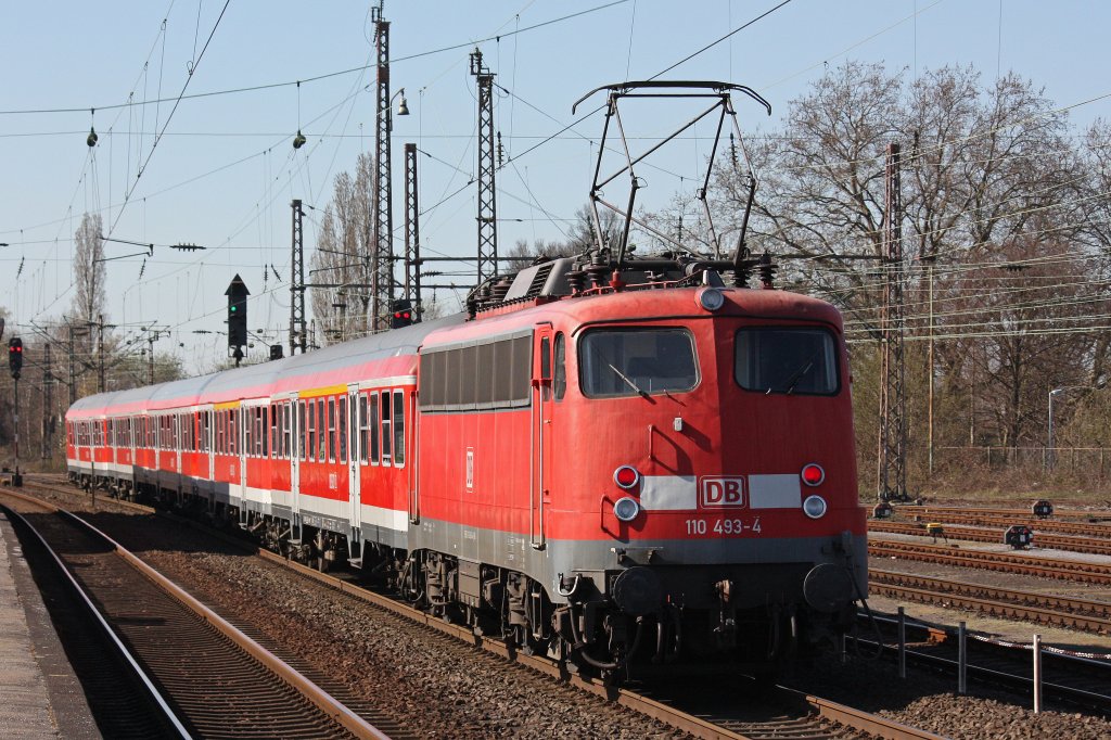 110 493 schob am 25.3.12 einen Fuballsonderzug von Dortmund nach Kln durch Mlheim-Styrum.