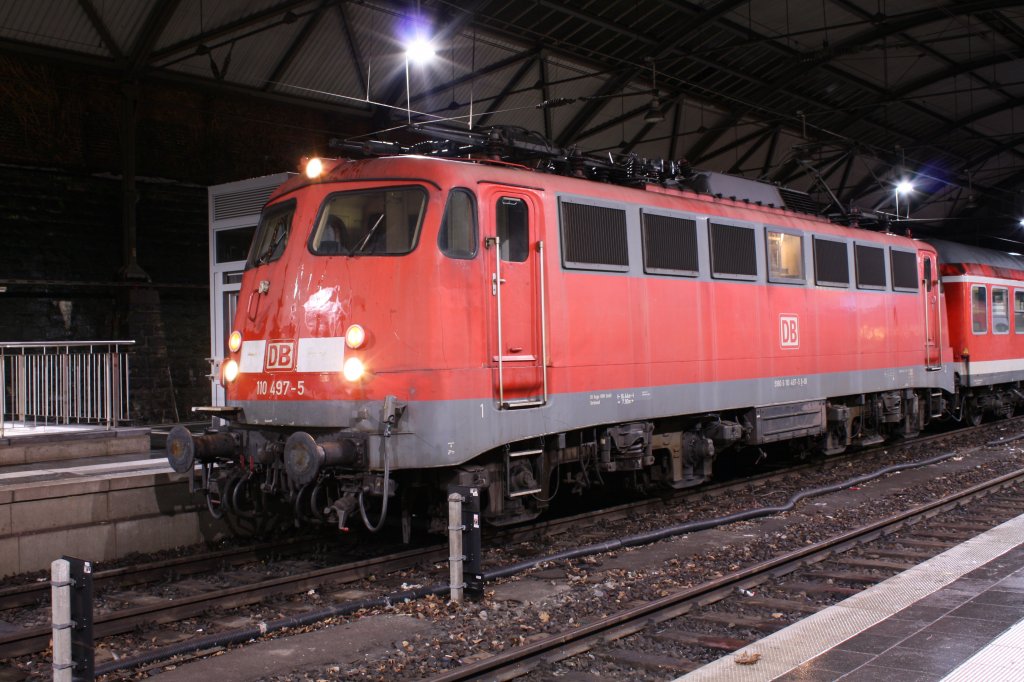 110 497-5 steht mit Spitzenlicht und Schlusslicht in Aachen Hbf am
06.01.2011