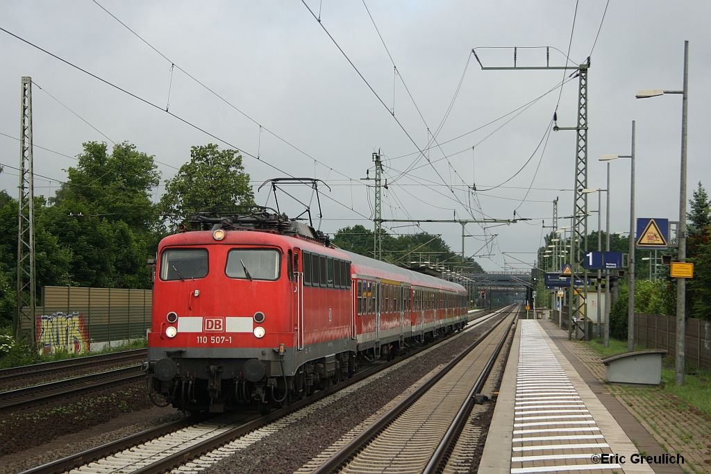 110 507 mit einem RE aus Nienburg auf der Fahrt gen Hannover am 10.6.10 in Dedensen/Gmmer.