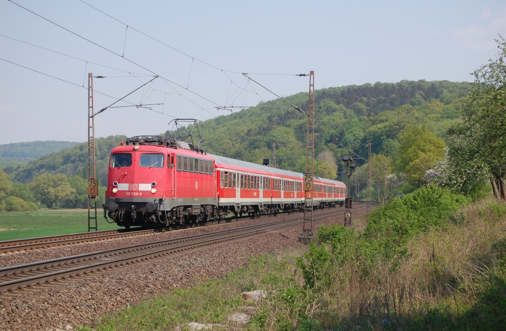 110 508 mit RE 10085 Husum - Bondorf, am 25.04.2011 bei Einbeck-Salzderhelden
