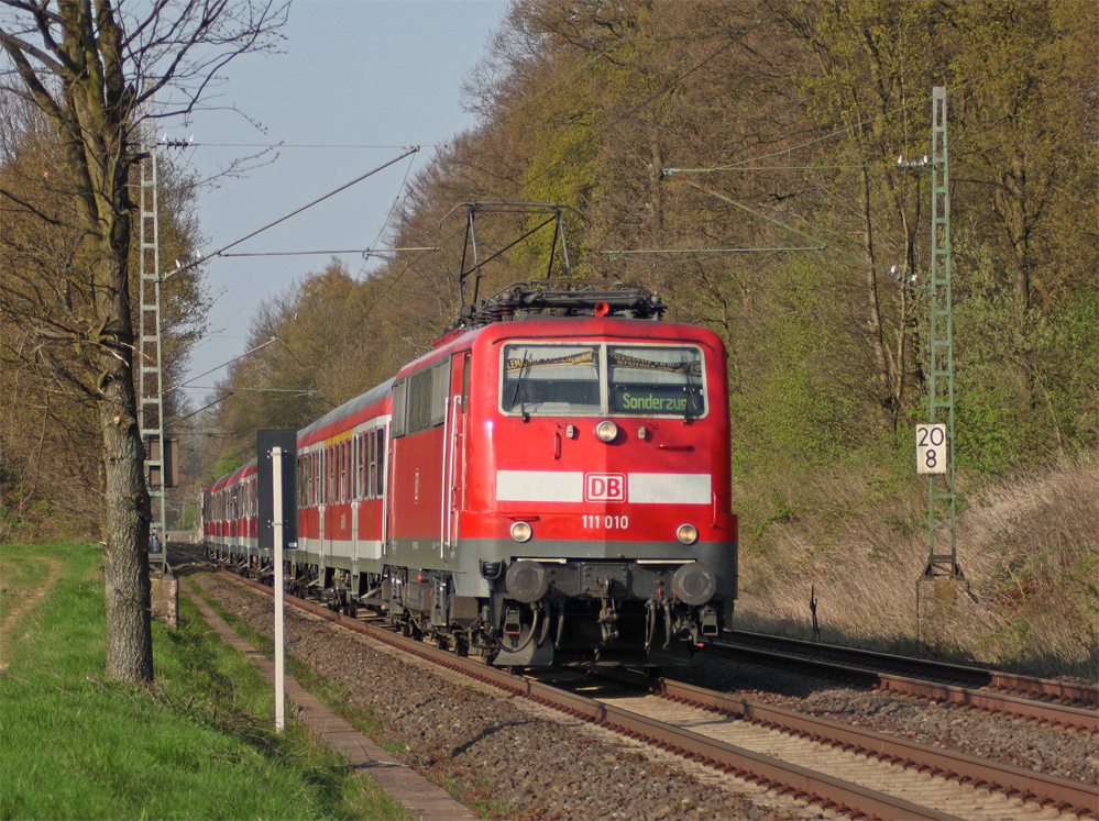 111 010 mit dem RE11171  Fuballsonderzug  (Ahlen (Westf.) - Aachen) am Km 20.8, 18.4.10