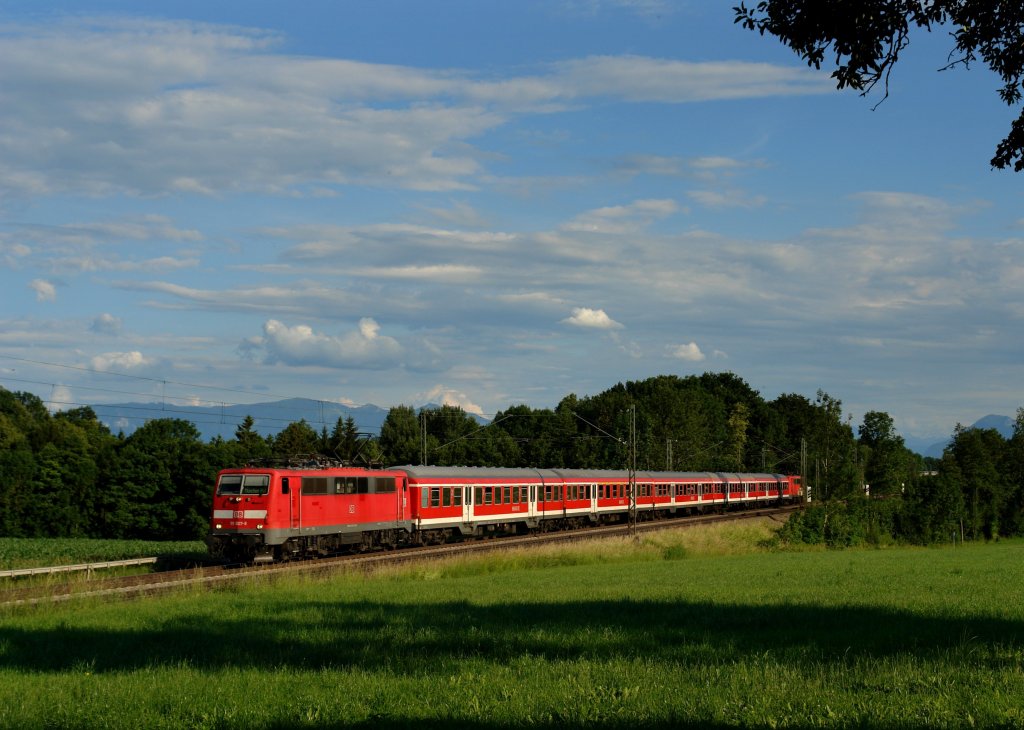 111 027 mit einem RE nach Mnchen Hbf am 15.06.2011 unterwegs bei Hilperting.