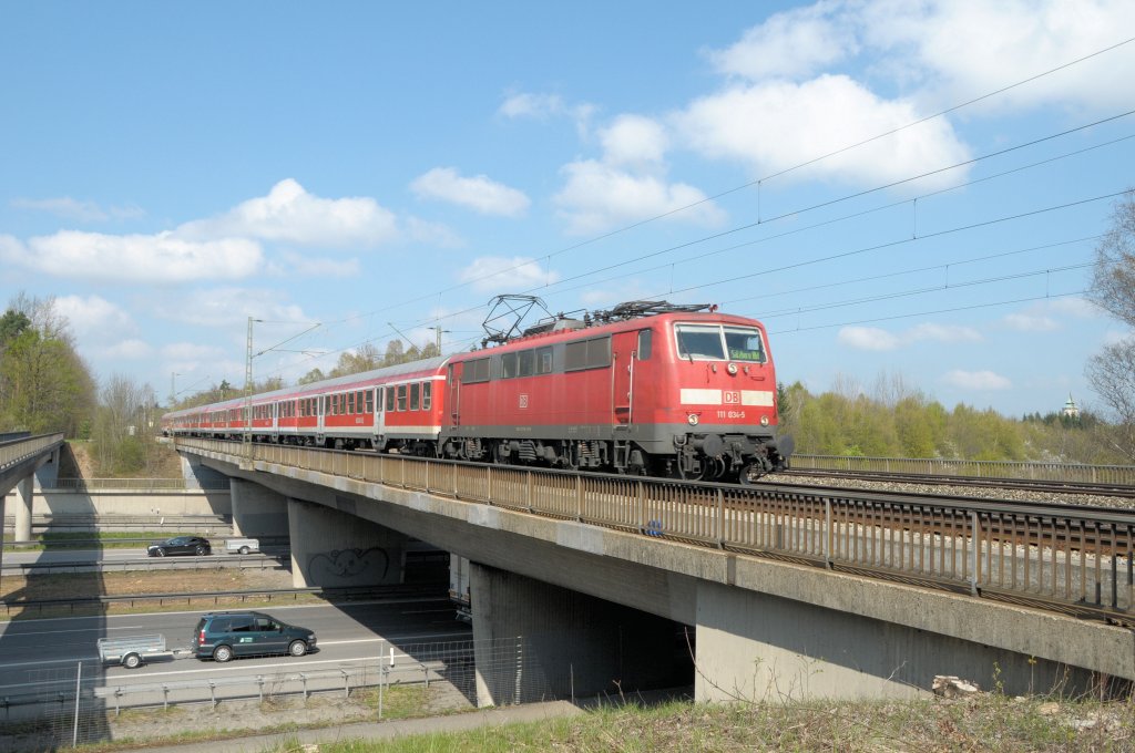 111 034 am 16.04.11 mit RE 79015 Mnchen-Salzburg bei Haar