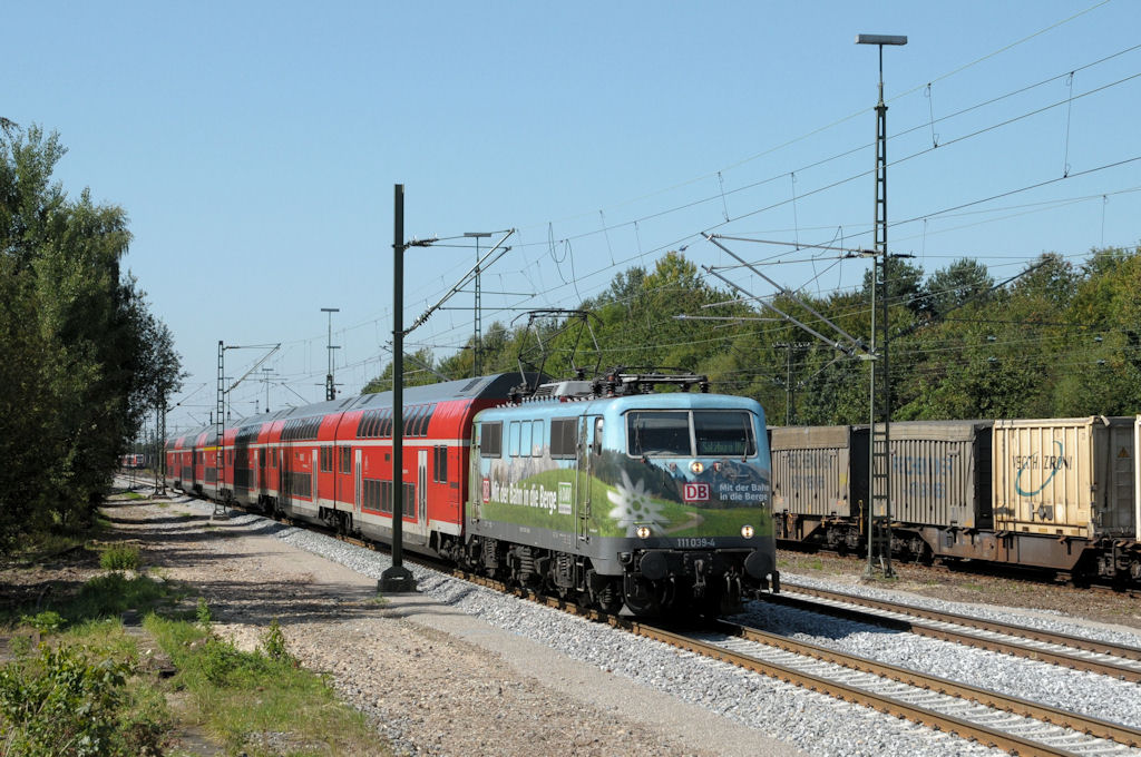 111 039 am 03.09.11 mit RE 79021 Mnchen-Salzburg bei Haar