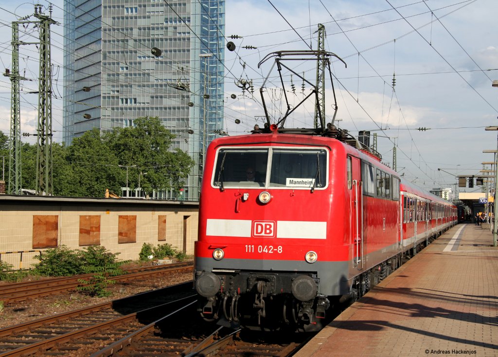 111 042-0 bringt ihre n-Wagen Garnitur in die Abstellung Mannheim Hbf 19.5.11