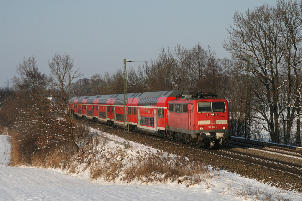 111 052 mit RE 30019 am 04.12.2010 bei Hilperting.