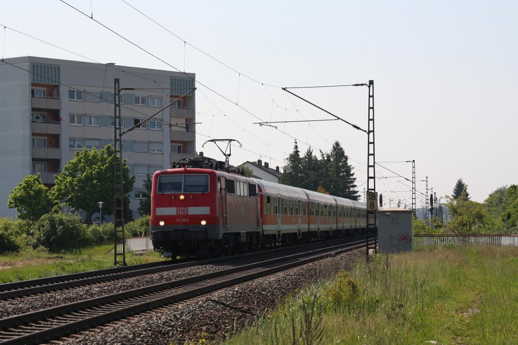 111 063 mit RE von Mannheim Hbf nach Frankfurt(Main)Hbf.Am 22.05.10 in Lampertheim.