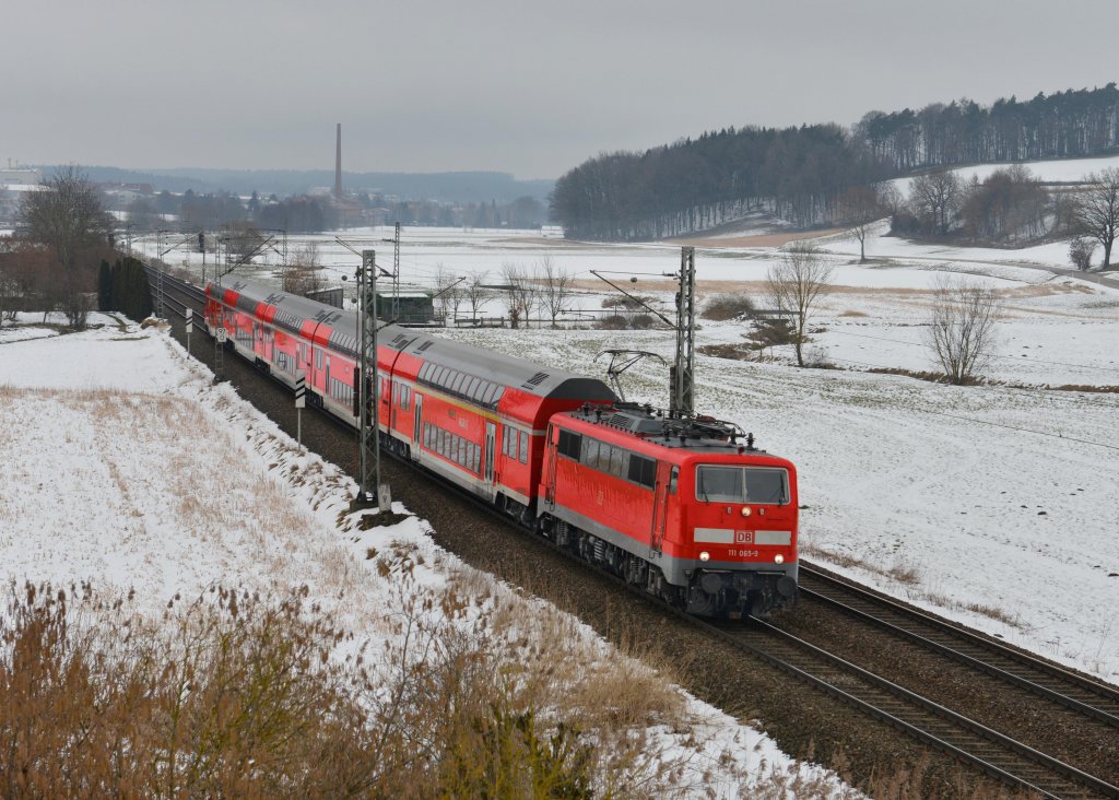 111 065 mit einem RE nach Mnchen am 27.02.2013 bei Ergoldsbach.