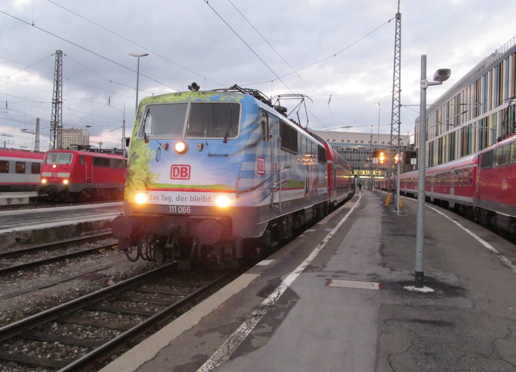 111 066  Biergarten  steht am 02. Januar 2012 mit einem RE nach Rosenheim in Mnchen Hbf.