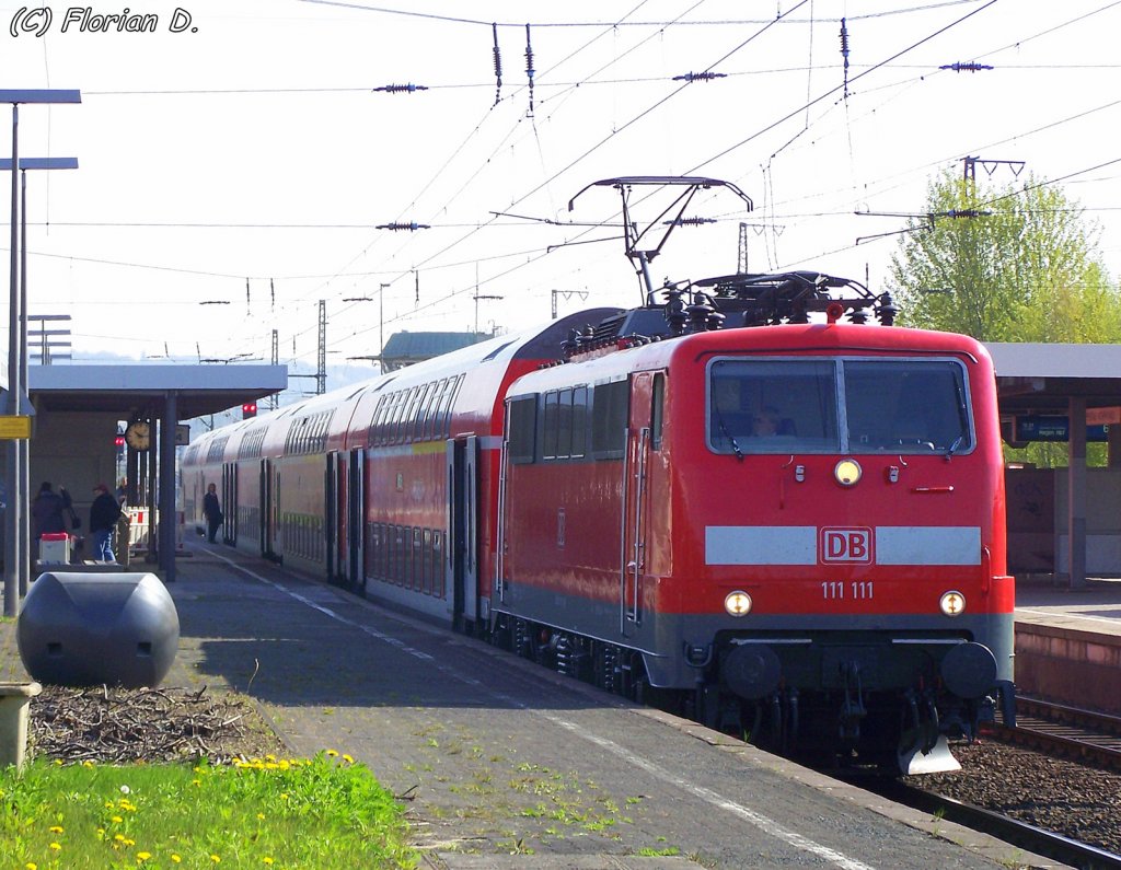 111 111 mit dem RE4  Wupper-Express  (10412) am Hacken in Wuppertal-Vohwinkel. 24.04.2010